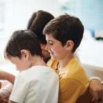Children_Sharing_Smartphone_SMALL (002)